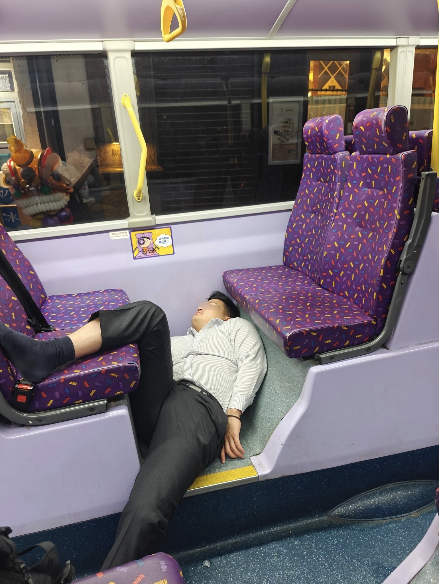 城巴醉客「高難度睡姿」橫跨座位惹網民熱議，後續司機現身處理。(FB@Lau Toby)