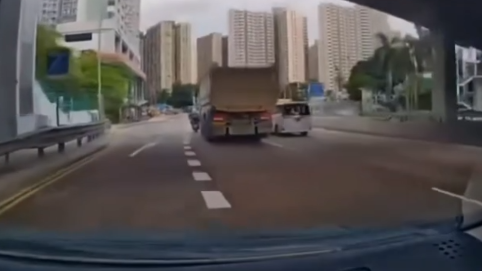 車Cam直擊｜泥頭車黃大仙與電單車起碰撞　鐵騎士飛出車外勁驚險