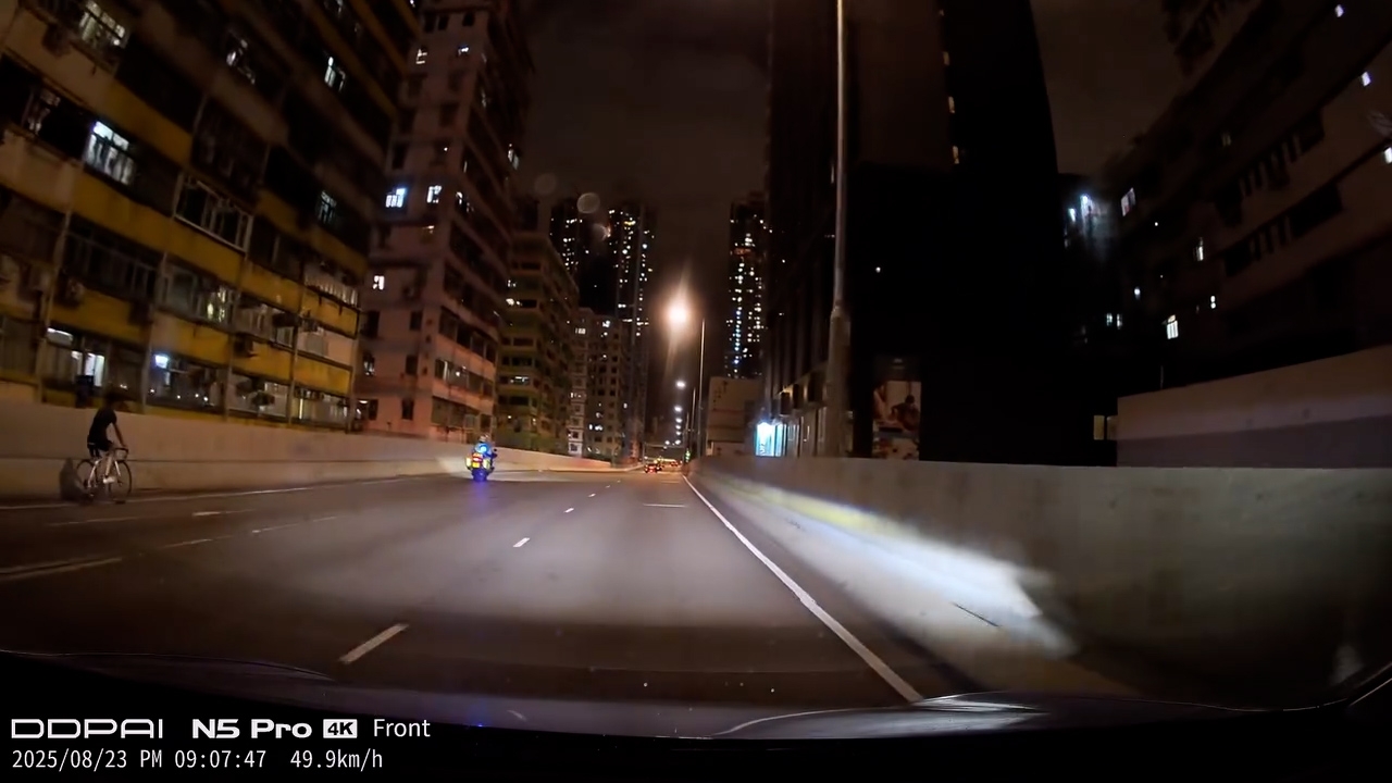 在昨日（8月23日）晚上約9時，於西九龍走廊西近大角咀的一段行車天橋，有人在路面上乘著單車行駛，被駕駛著電單車的交通警攔下。（Facebook影片截圖）