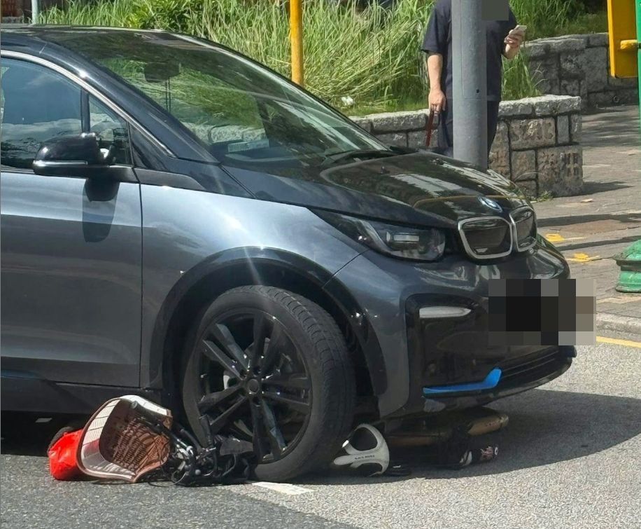 網上相片可見，一輛單車被捲進涉事私家車底，更被前轆壓住，單車框架變形。