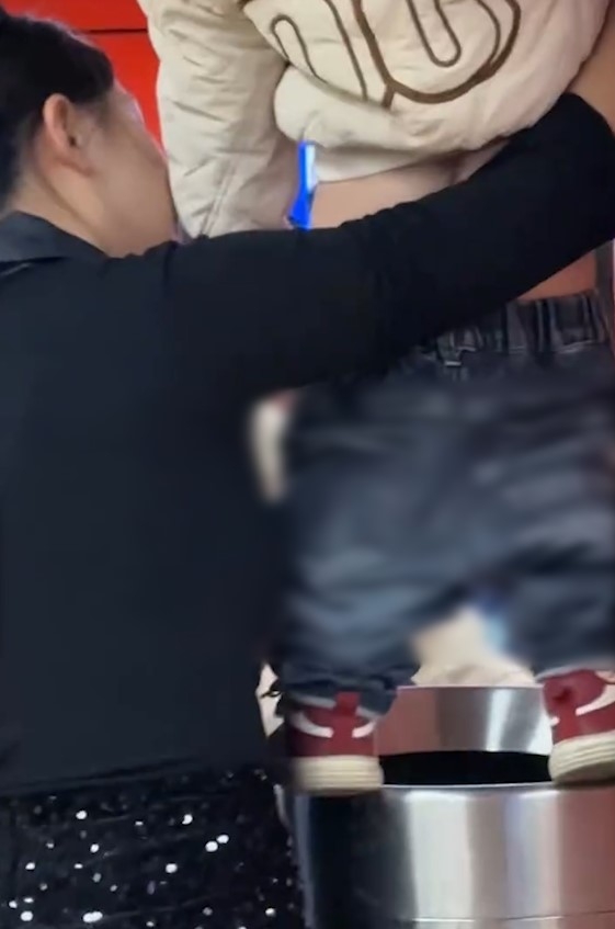 旺角港鐵站小童化身「Lion King」垃圾桶小便　網民鬧爆：極度自私