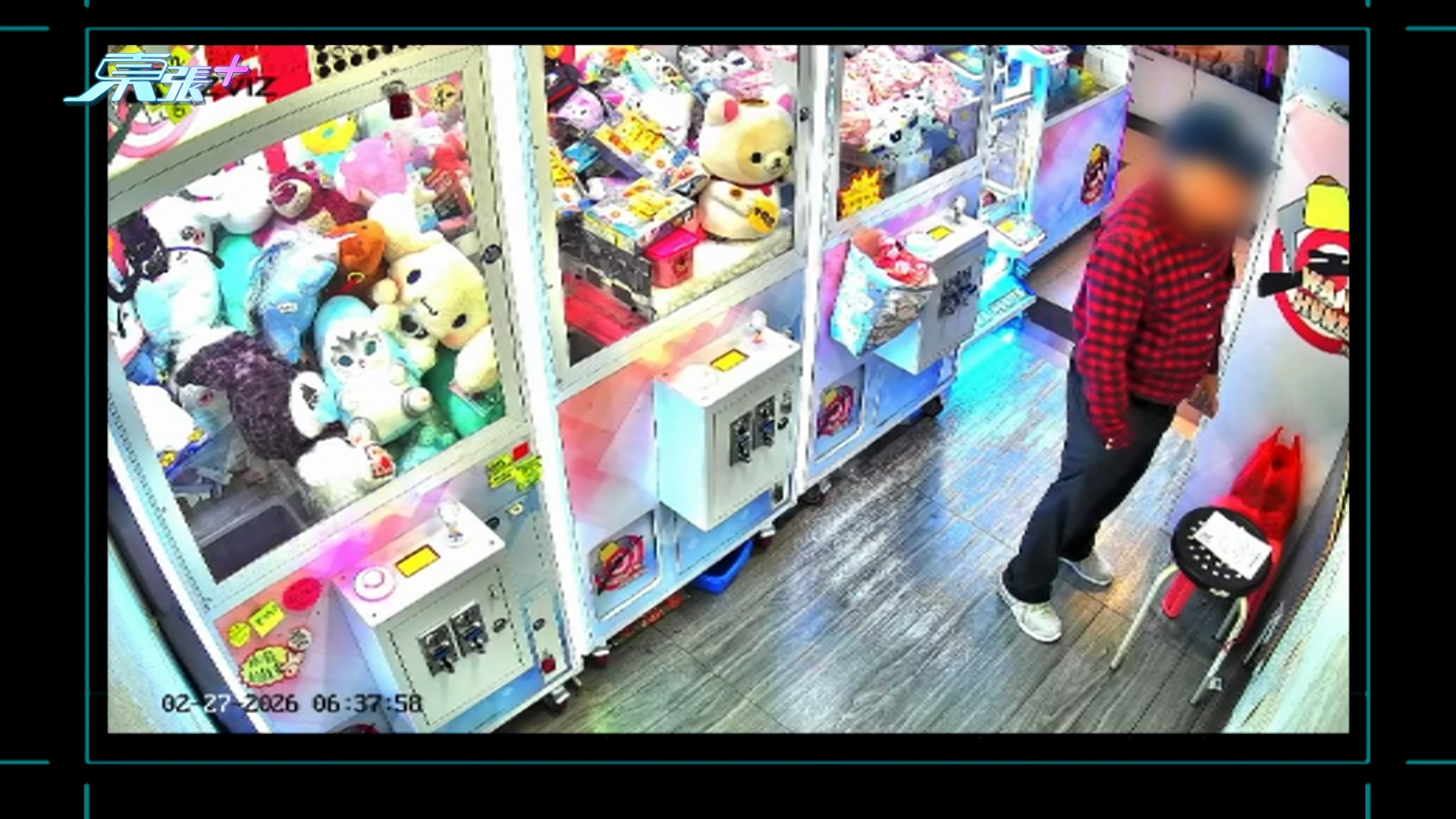 阿伯從膠袋內拿出一支包好的螺絲批，再企上店內的椅子上，慢慢取走天花頂上方的閉路電視