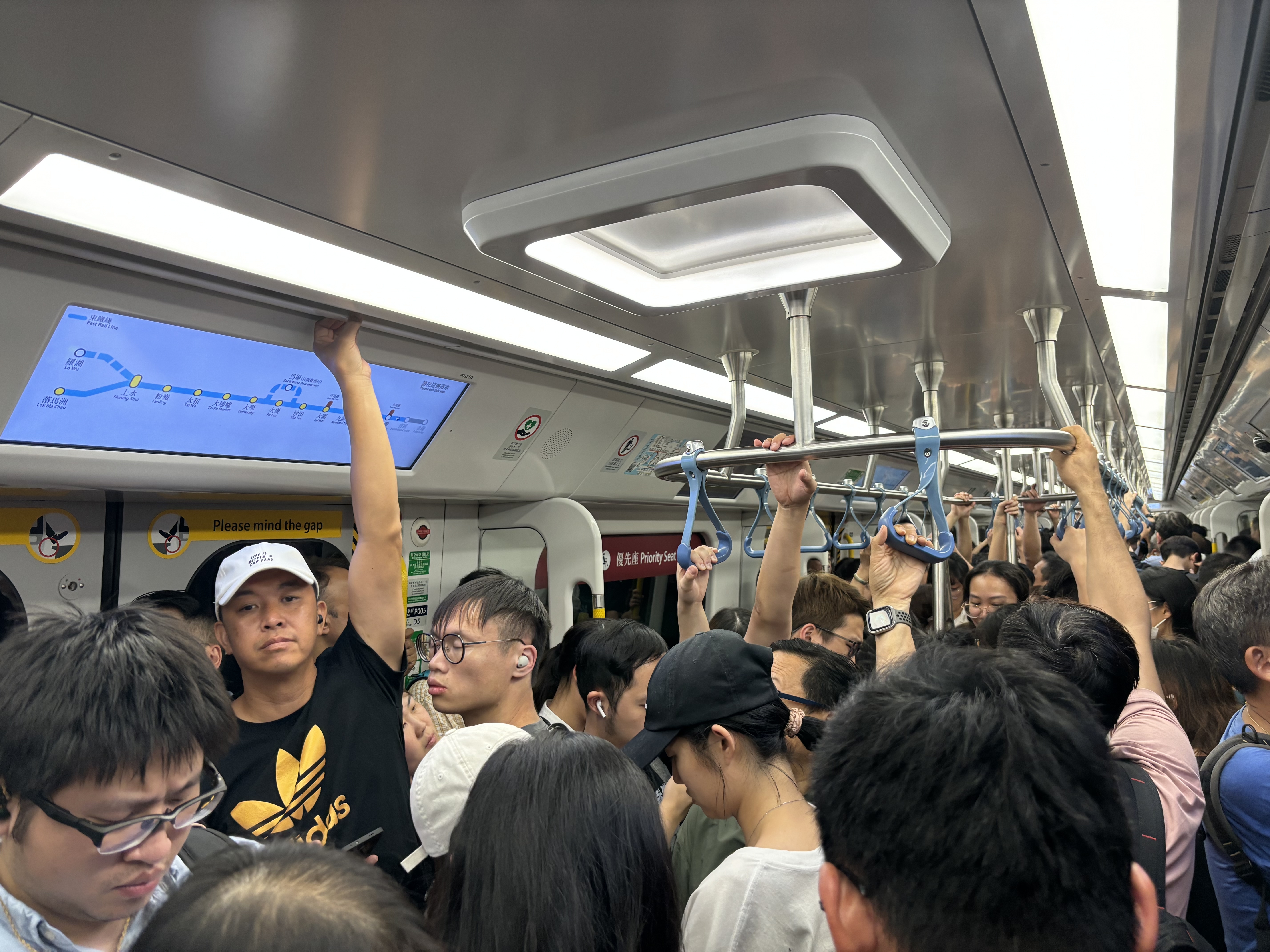 慶中秋| 金鐘站月台乘客逼爆港鐵實施人流管制措施- 香港- 大公文匯網