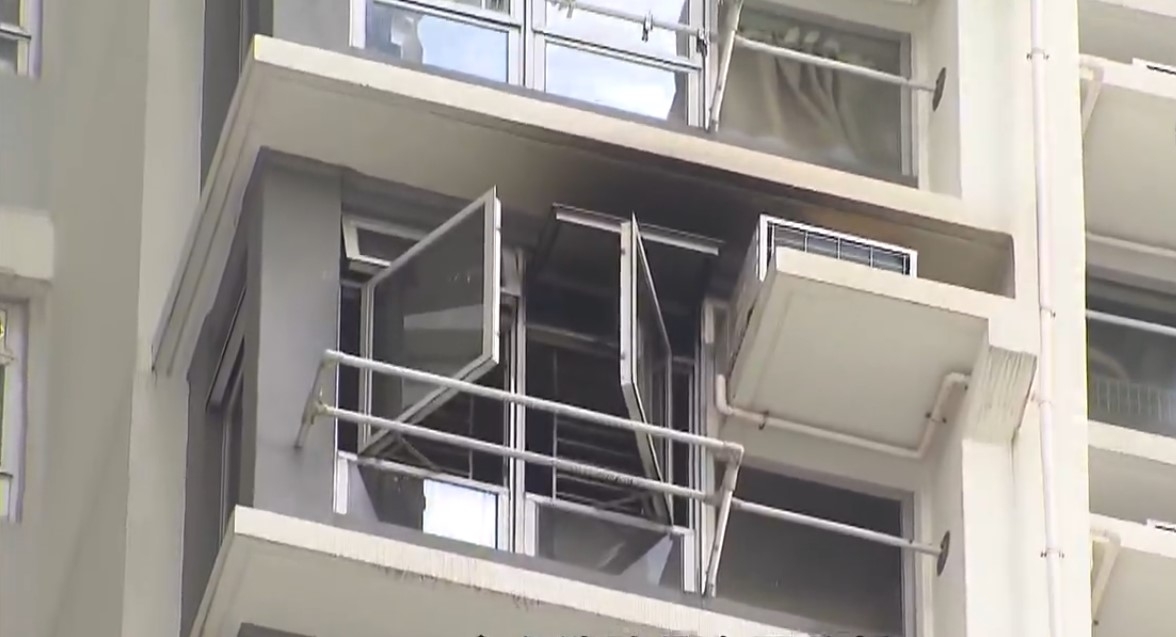 現場可見，涉事單位外牆熏黑。