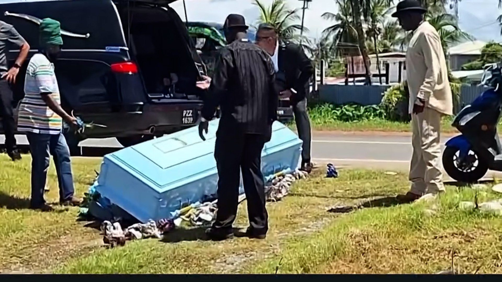 抬棺途中棺底突崩塌　遺體跌出草地掀混亂　葬禮變驚魂現場