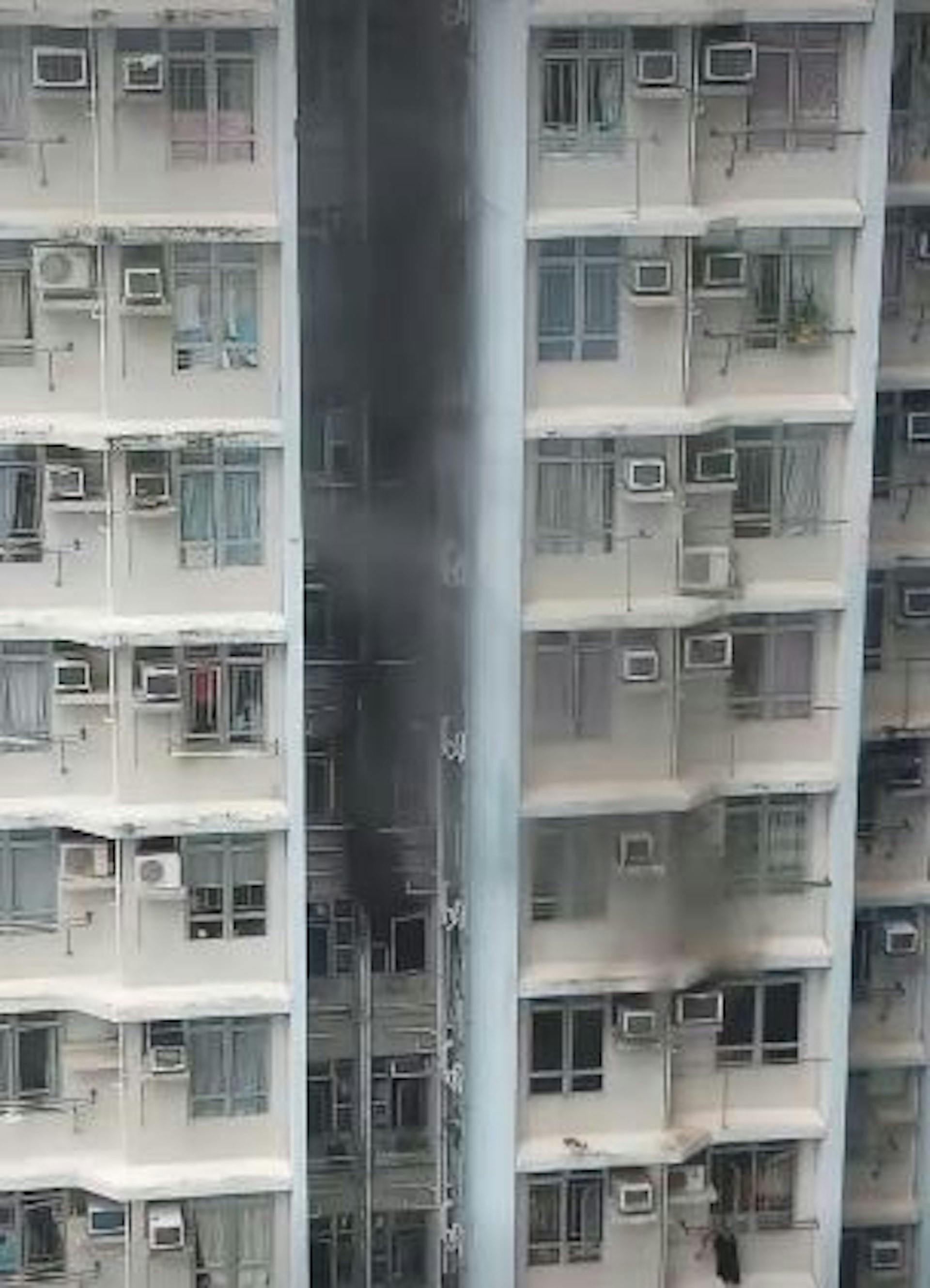 起火單位冒出大量濃煙