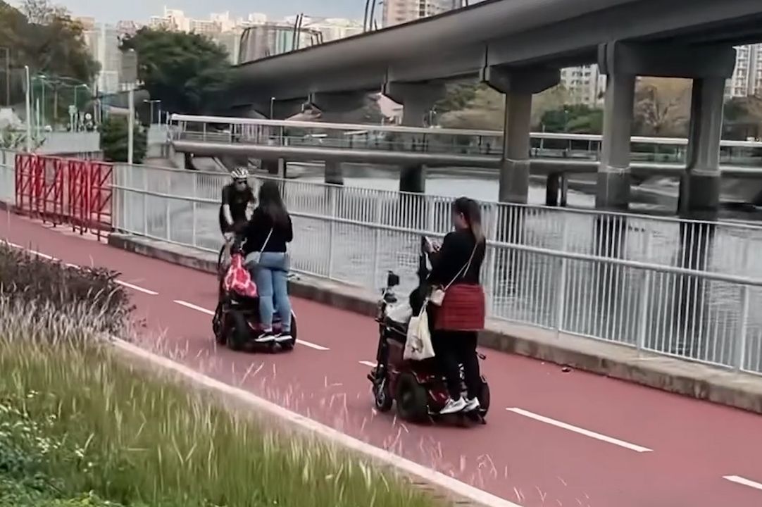 有片｜屯門兩電動輪椅單車徑奔馳，後面仲「載客」勁滋悠！