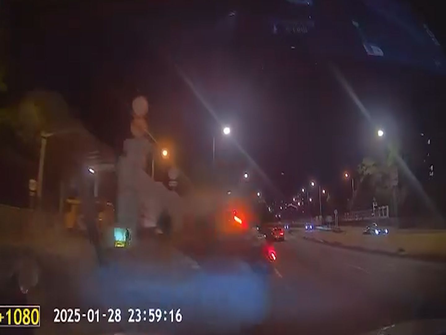 呈祥道私家車影線位切線失敗，鏟石壆再連打關斗四輪朝天