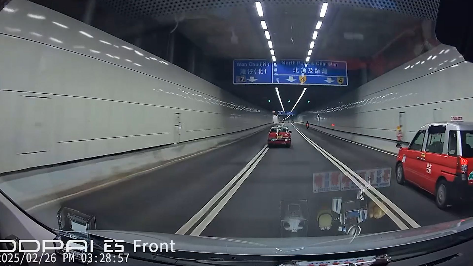 的士無法無天隧道內公然越雙白線。(影片截圖)