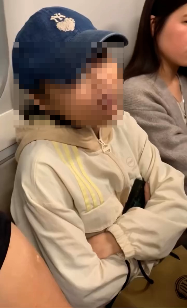 從樓主拍攝片段可見，初時涉事頭戴藍色鴨舌帽的女子正用電話大聲播放音樂，疑似正與一名外籍女子爭執。（Threads影片截圖／emilycpt72）