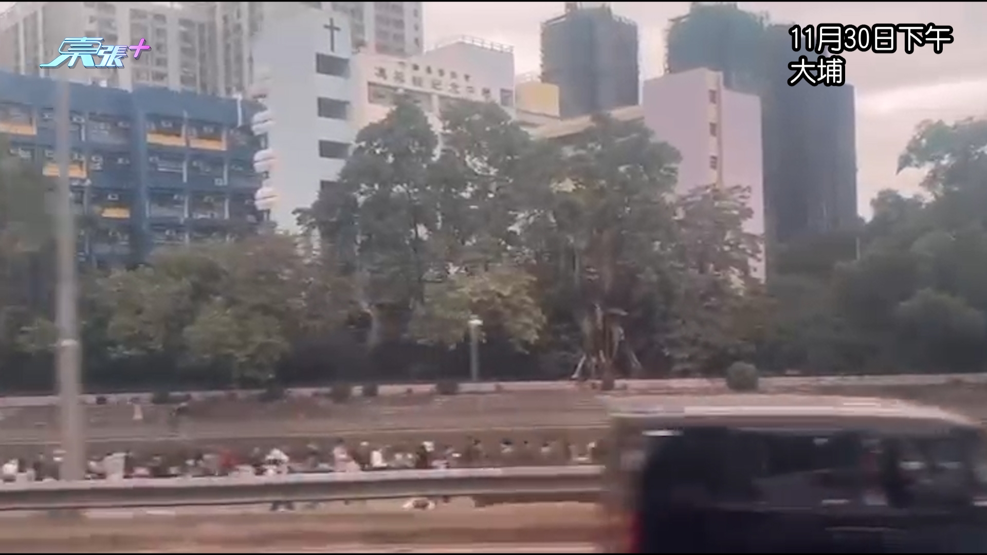 大埔宏福苑五級火｜東張+現場直擊　大埔弔唁處多人獻花　人龍排近大埔超級城