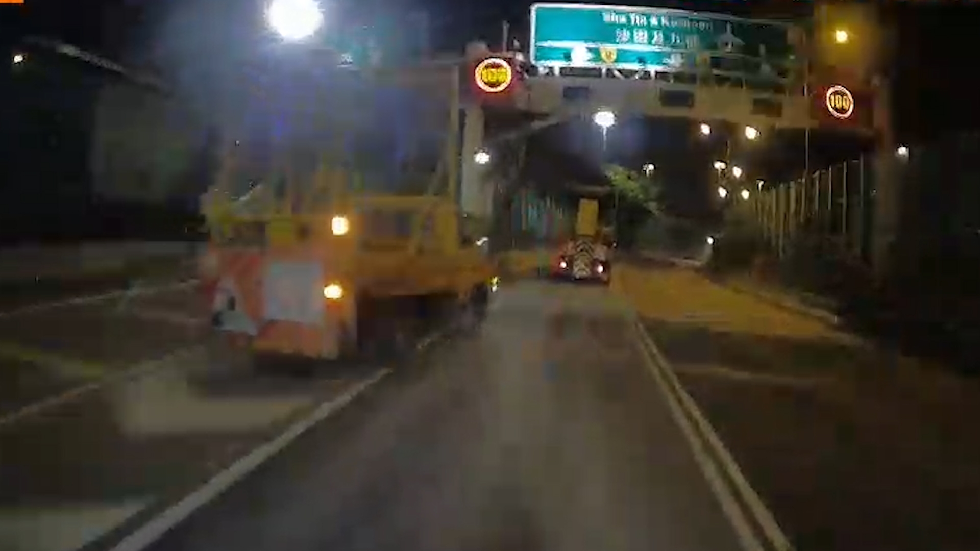 東張獨家報料｜車Cam直擊｜吐露港公路工程車欲爬頭不成撞三角欄　片主：成架車散晒 (東張+影片截圖)　
