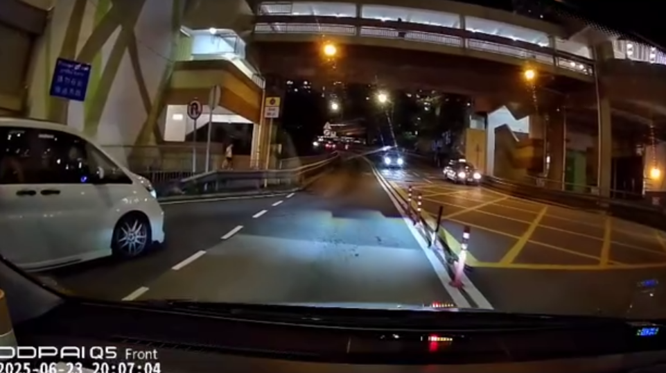 車Cam直擊｜清水灣道驚險一幕 黑裙女衝車陣過馬路 跌倒撞欄跪地嚇親司機