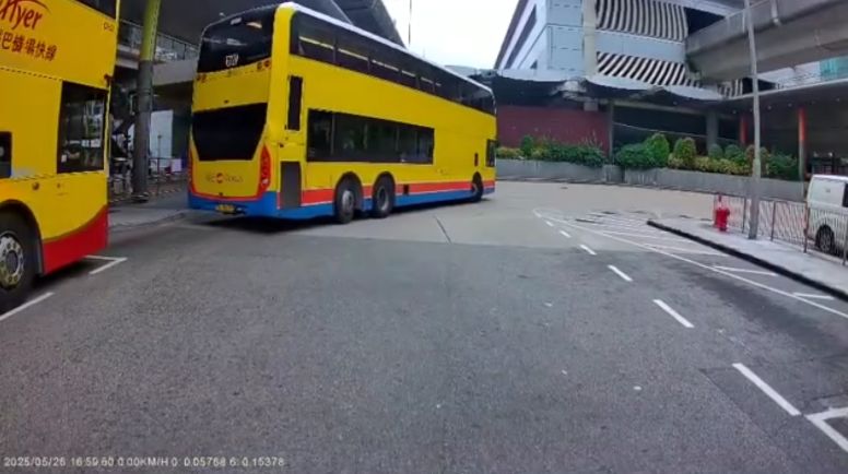 車Cam直擊｜兩城巴機場碰撞車長伸手截停前車