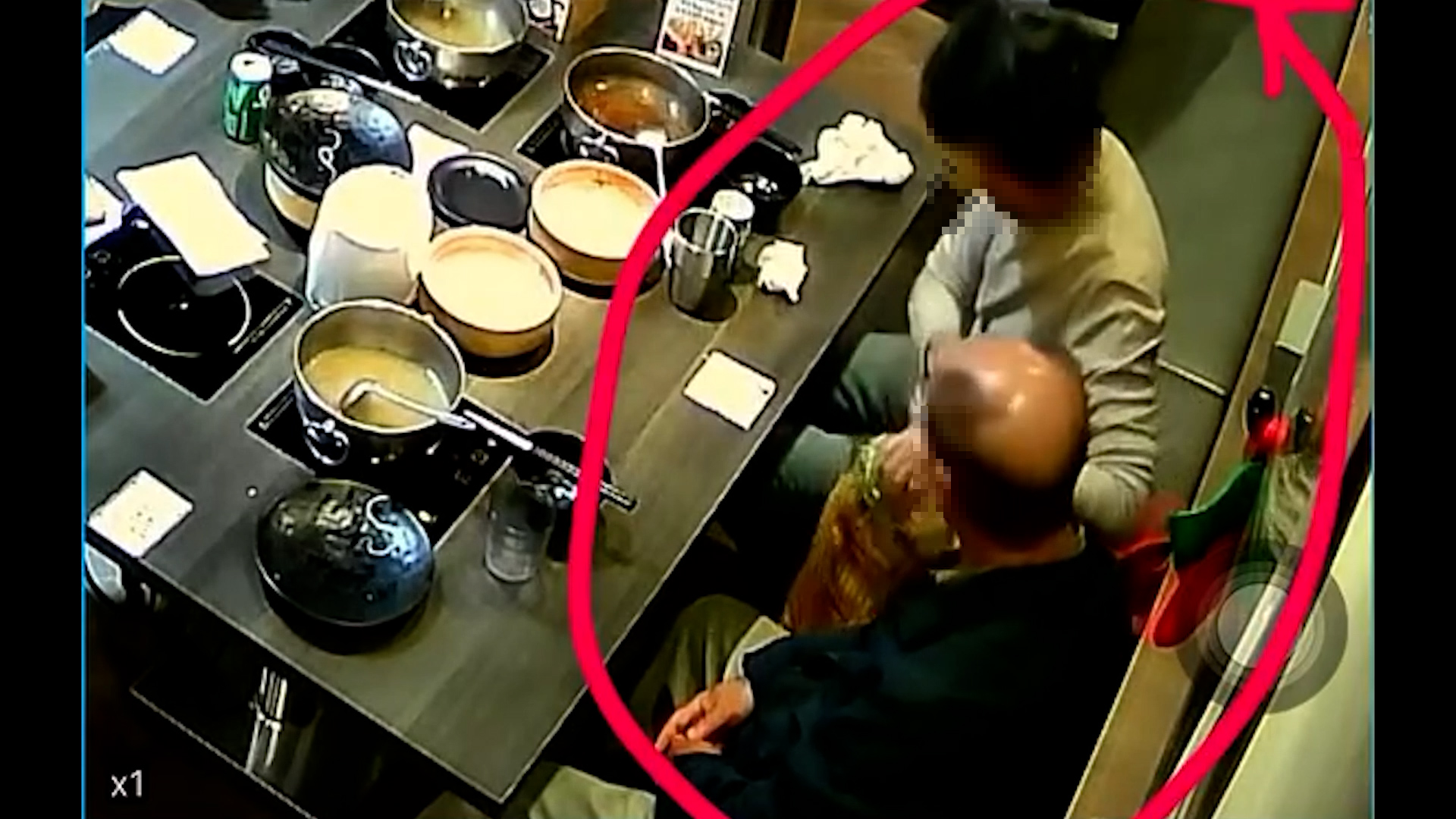 吃完火鍋後，坐在靠牆位置的老婦，把多包未拆包裝的麵放在座位旁邊，再迅速把麵放入手袋，動作一氣呵成。（Threads影片截圖／ciel.ying）