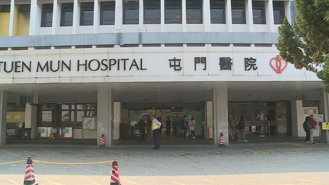 該名60歲姓陳女途人手腳受傷，清醒被送往屯門醫院治理。（資料圖片）