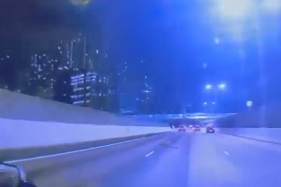 西九龍公路車禍疑的士切線撼私家車3人死。(影片截圖)