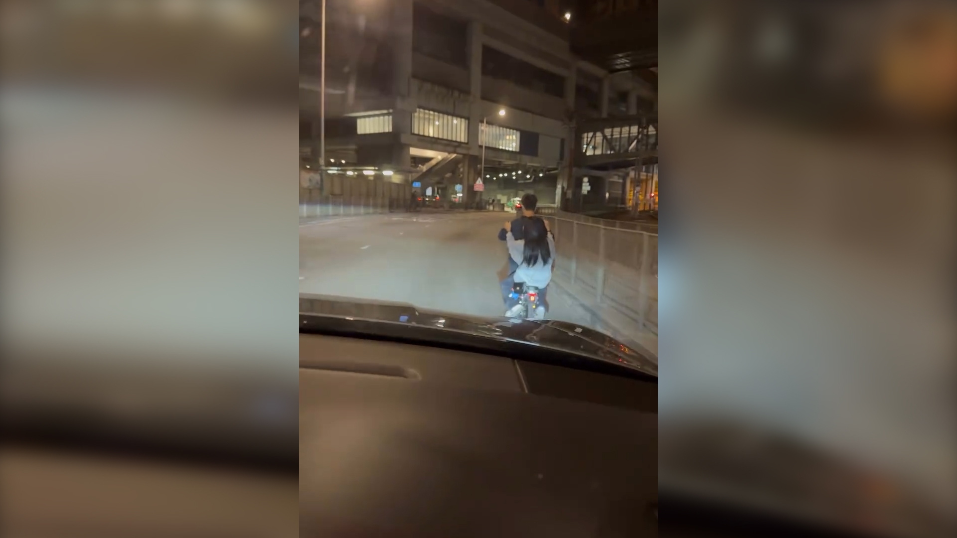 屯門男女無視法例　當街開電動單車仲唔戴頭盔　片主：我以為我喺深圳