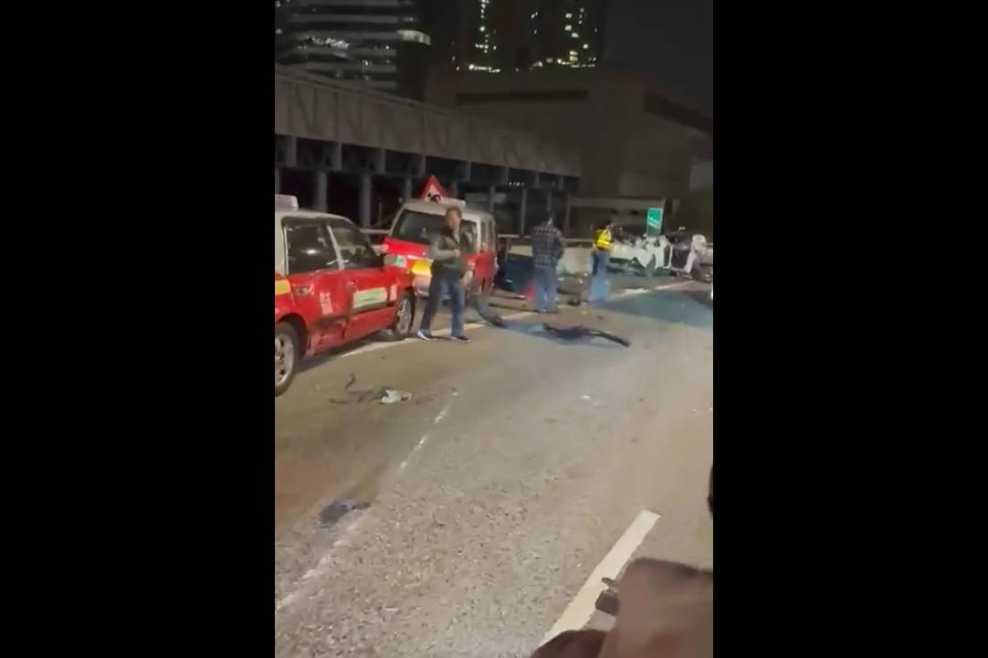 西九龍公路車禍疑的士切線撼私家車3人死。(影片截圖)