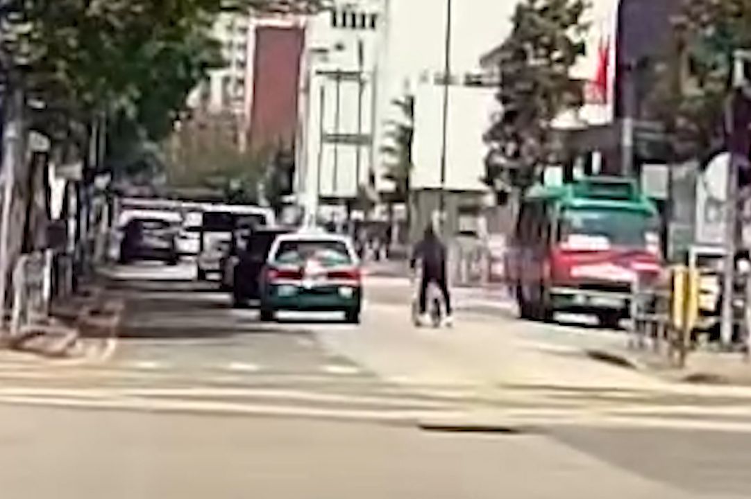 馬路MMA｜元朗單車友大戰綠的司機，互毆打到撞落小巴勁精彩。