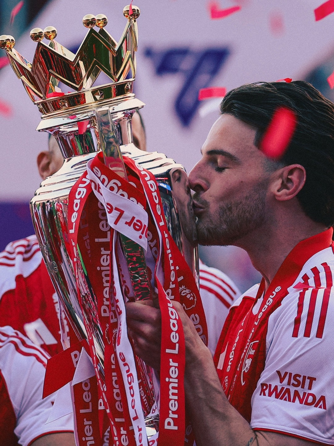 頒獎後，阿仙奴球員們紛紛與獎盃合照。（Facebook圖片／Arsenal）