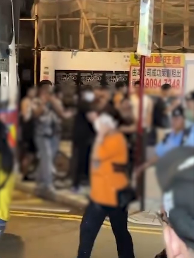 旺角「羽毛球場」遭警方大規模掃蕩惹多人圍觀　網民：發生咩事？