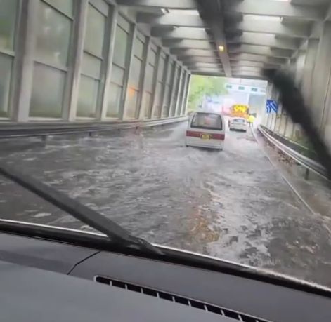 黃雨下多區水浸　荃錦交匯處水深及膝工人忙清理