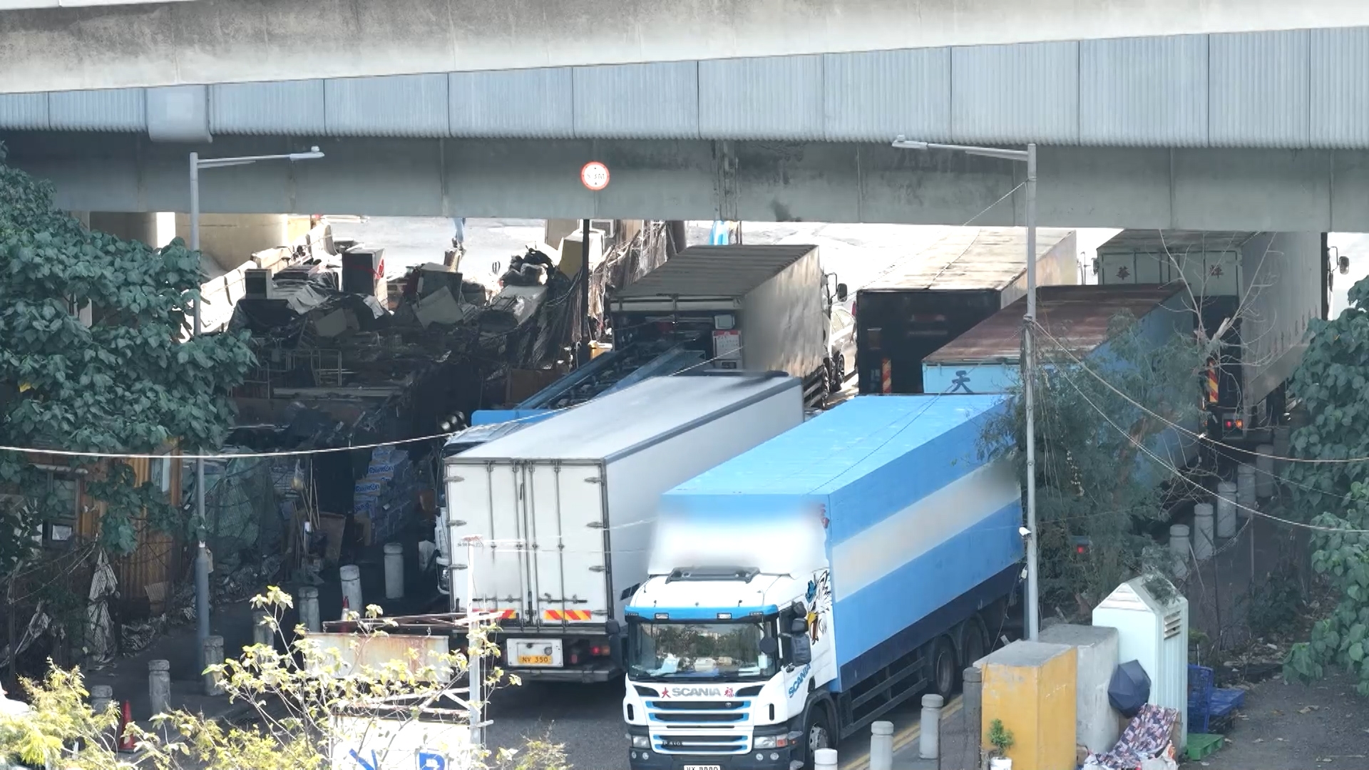 這輛流動私油站停泊的地點車來車往。