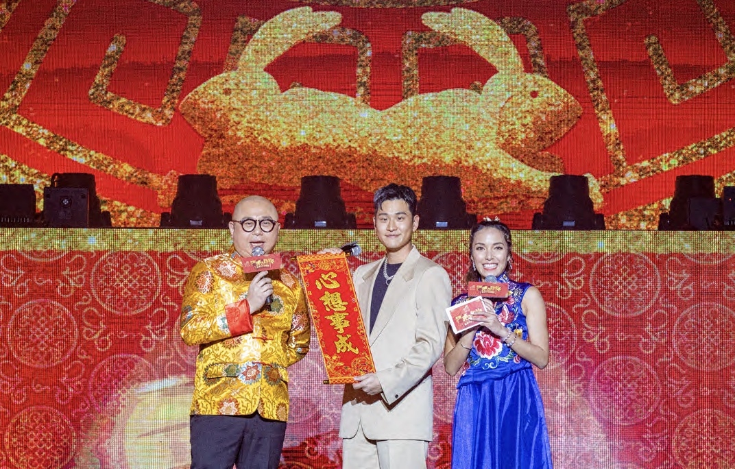 周興哲為大家送上「心想事成」揮春。