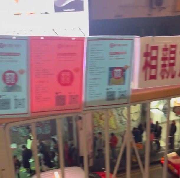 旺角天橋慘變「相親角」誇張畫面曝光！