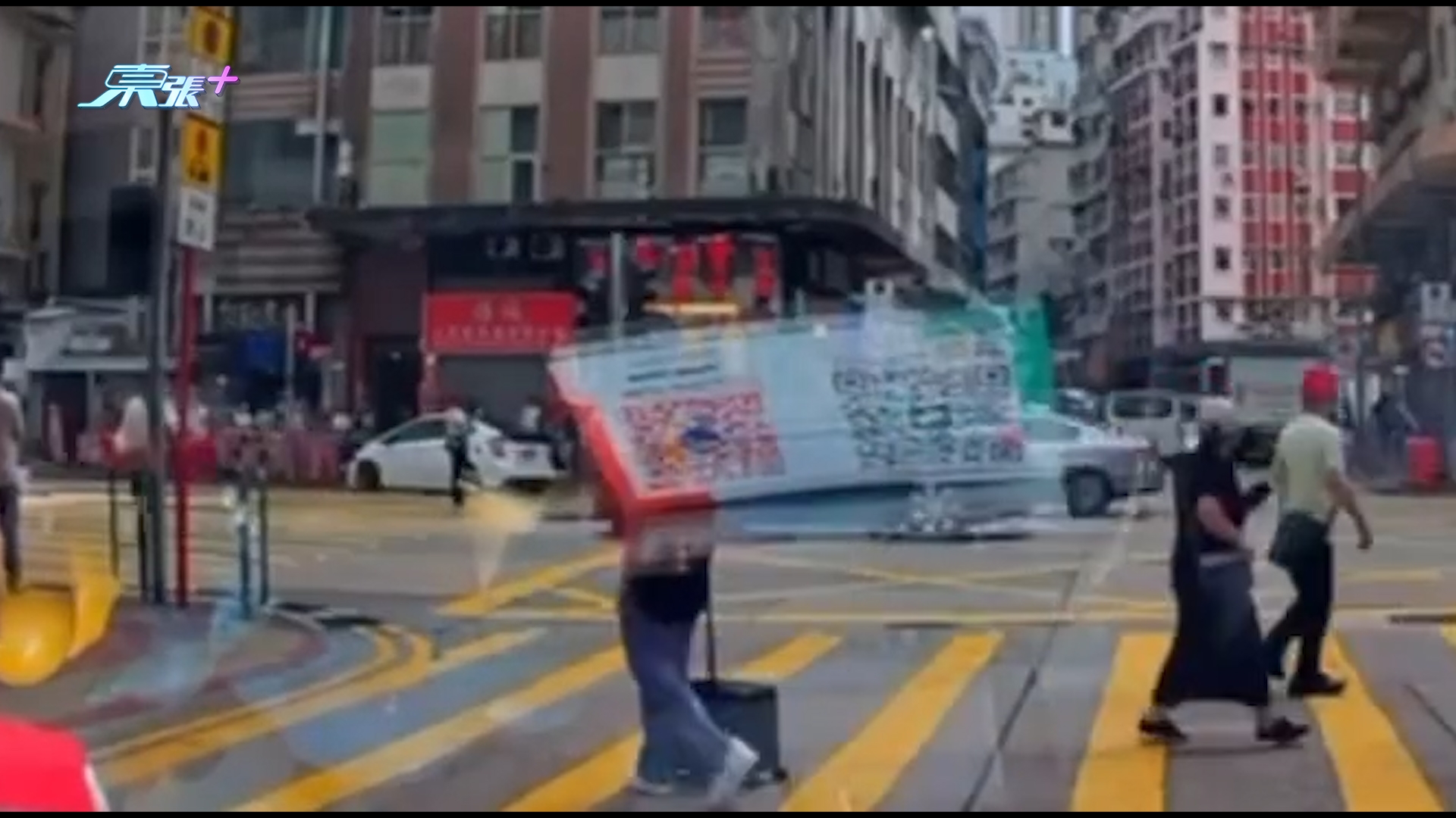 車Cam直擊｜佐敦道5車相撞車禍事發一刻曝光　兩車打白鴿轉撞上行人路