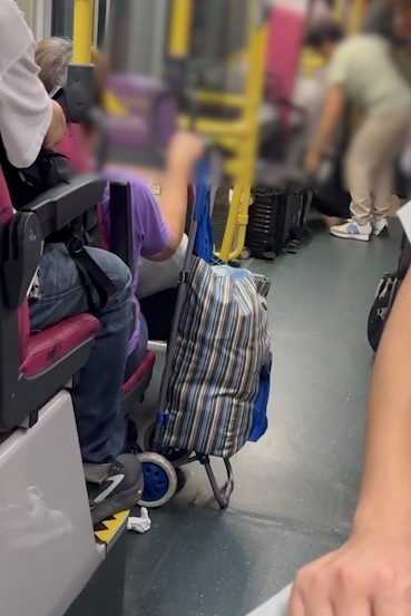 鄉音夫婦九巴拖喼上車被阻　爆粗大鬧仲塞輪椅位　車長一招化解獲讚