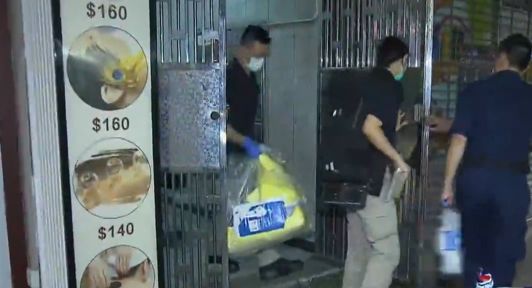 母子雙屍案｜中年婦疑鉸剪弒母焗死胞弟　警方列謀殺　深夜檢走證物