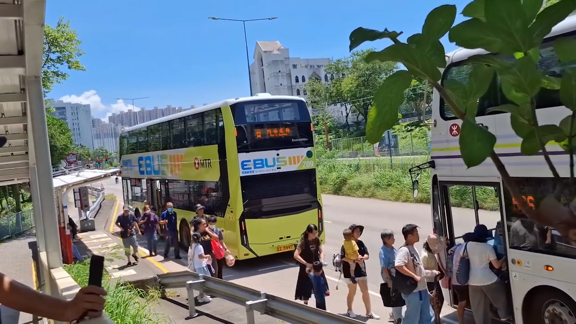 屯門電動巴士疑「無電」停駛　全車客須轉乘另車　網民：無電好過爆炸自焚