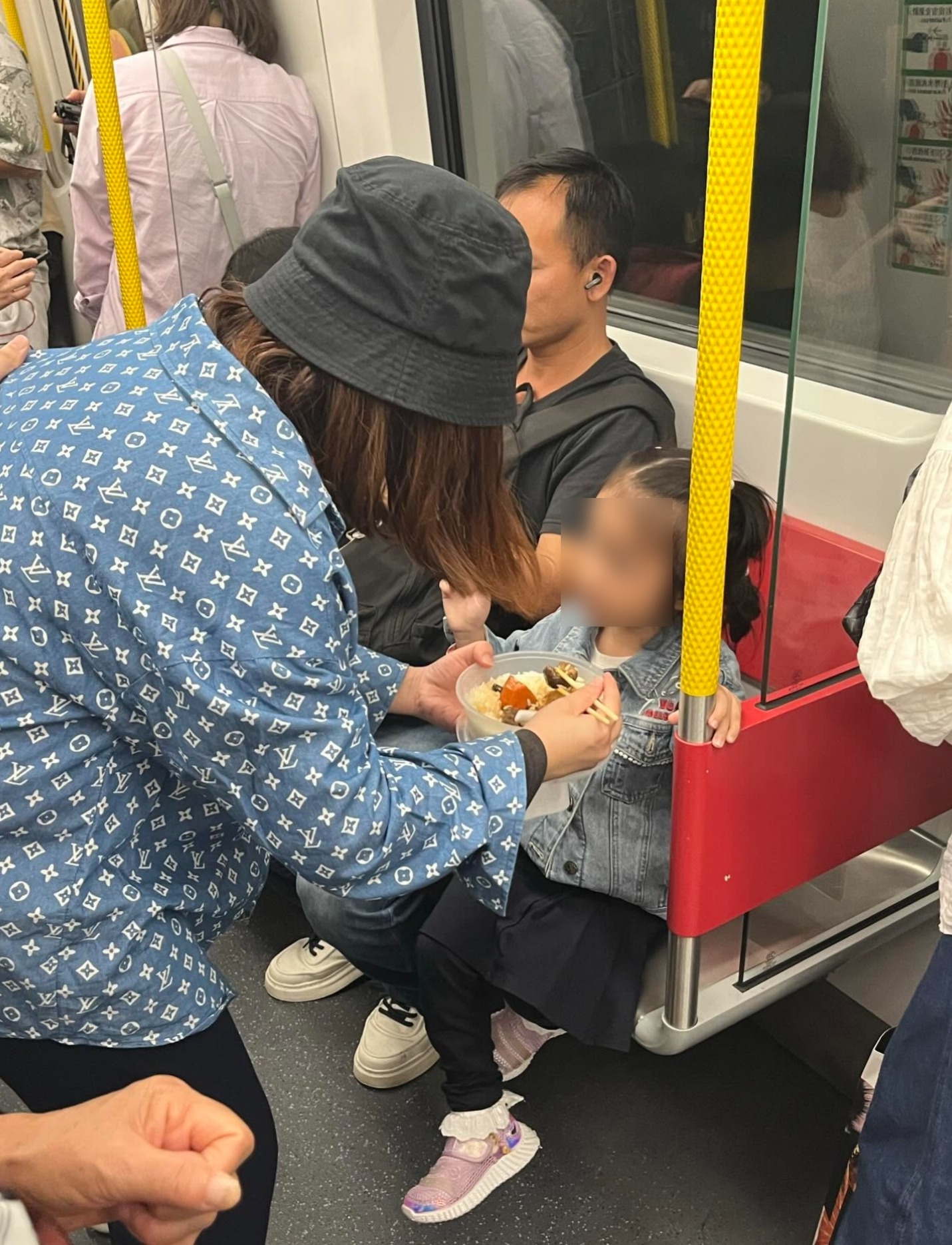 一名網民在社交平台發帖，指自己搭地鐵時突然聞到「勁大陣排骨飯味」，抬頭一看，竟見一名媽媽身穿名牌衣服，當眾餵小朋友食排骨飯，直言「地鐵幾時變左canteen我唔知」。