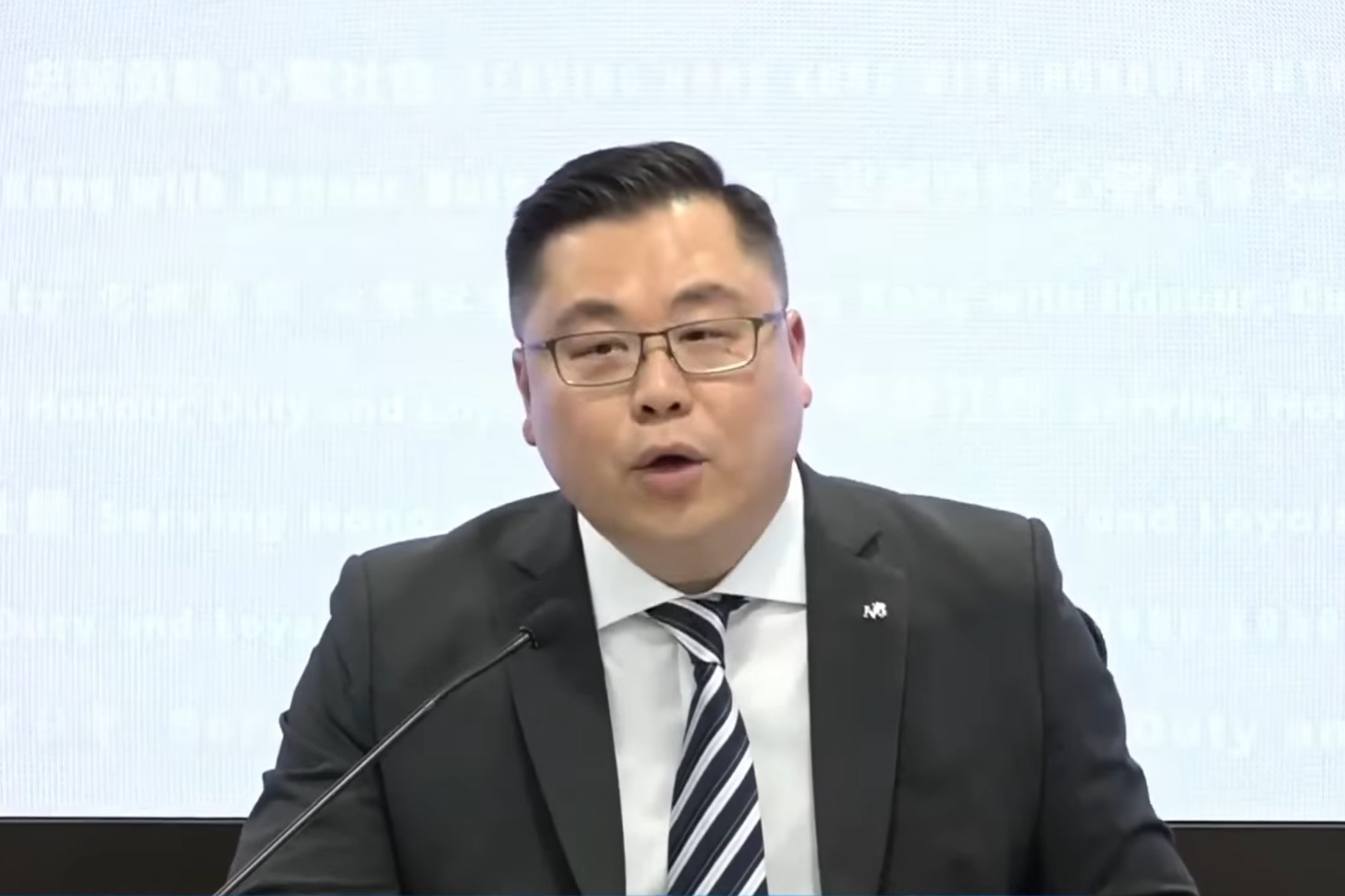 警方毒品調查科署理高級警司關駿軒（警方YouTube直播截圖）