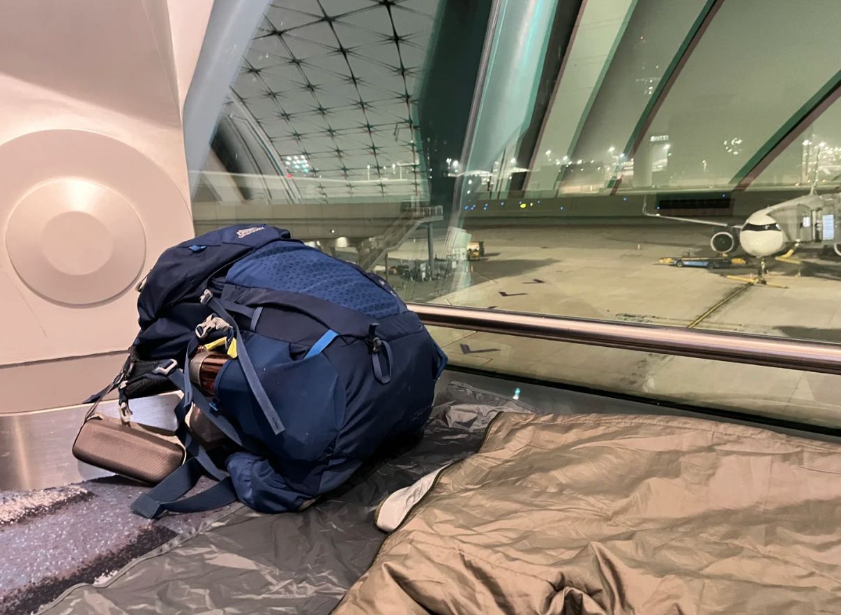 五一黃金周｜內地女教香港機場窮遊過夜攻略，稱「放下羞恥心」睡地上。