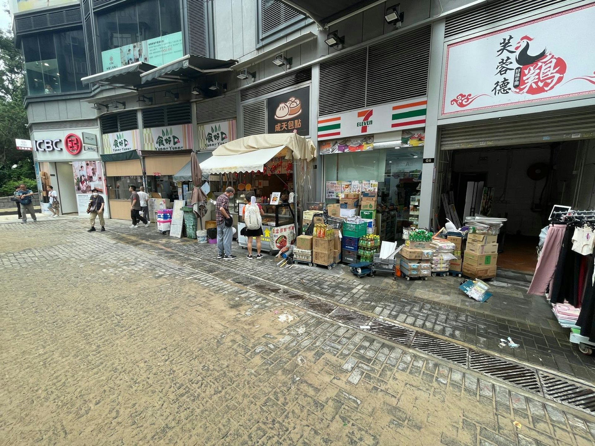 至早上，水退後，現場路面滿佈泥濘，有工人在場搶修。（Facebook圖片／屯門友）