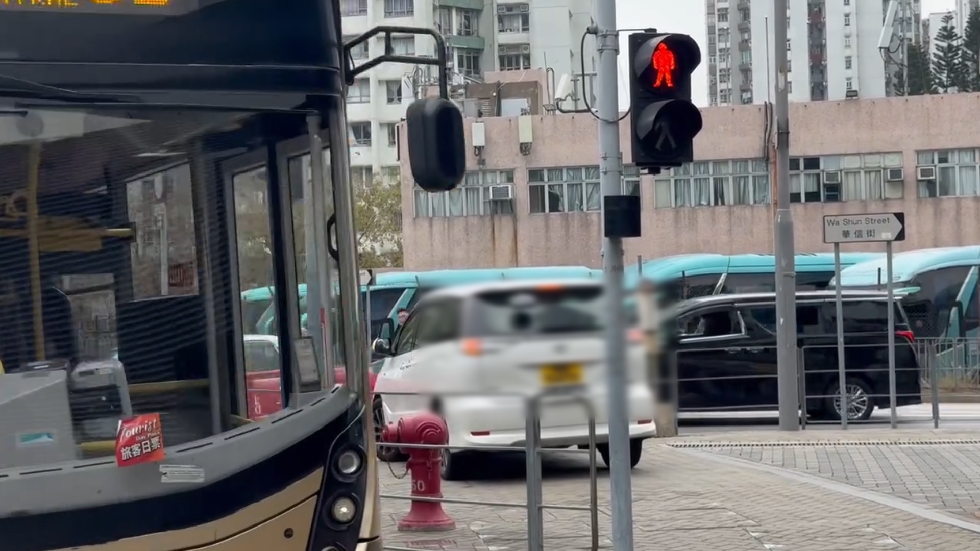 車Cam直擊｜中港車「大地任我行」　公然兜上行人路Uturn　網民：有特權？