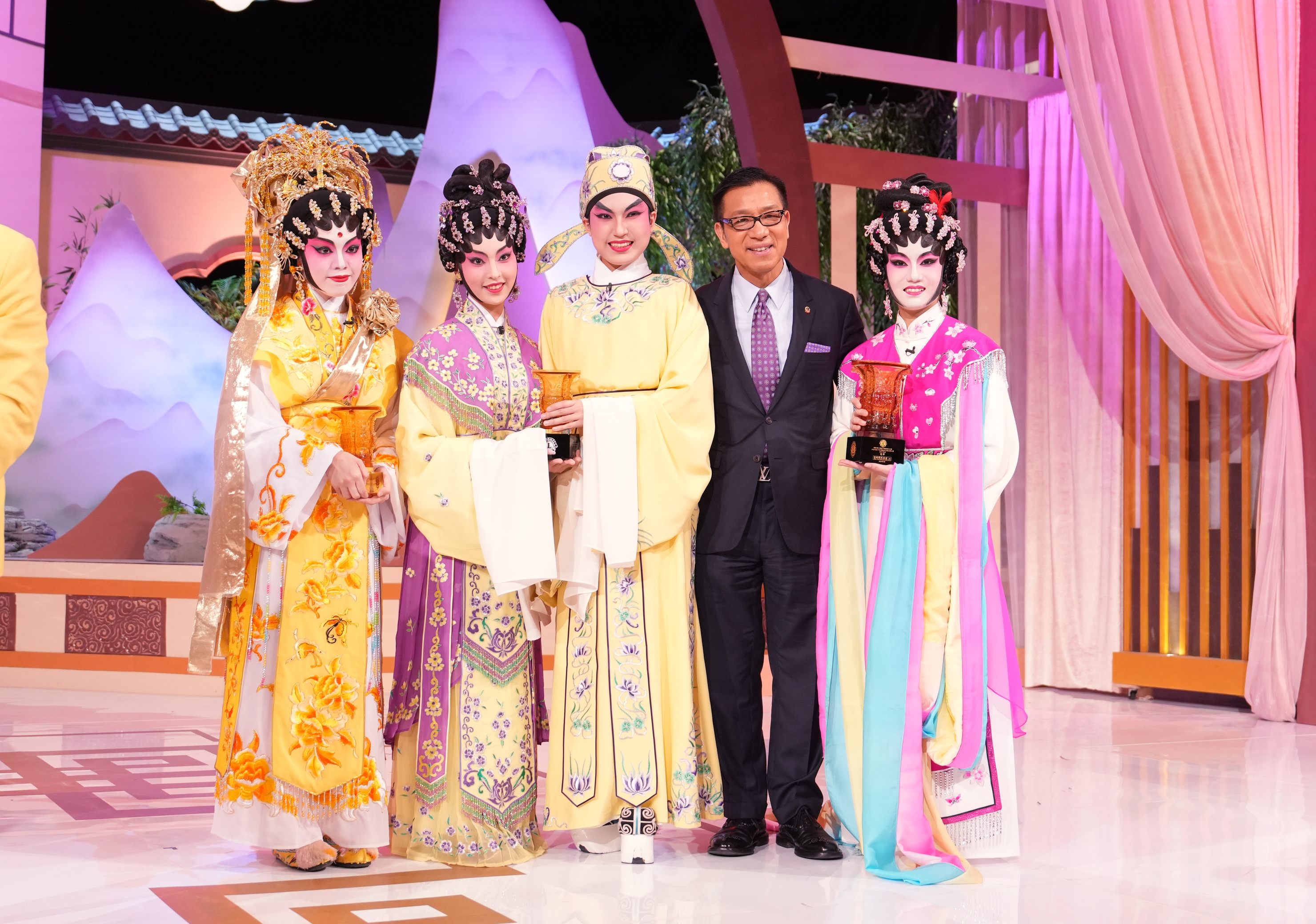 「第三屆全港兒童及青少年粵劇折子戲公開大賽」大會主席楊偉誠博士（右二）欣喜一眾青少年組參加者表現出色,旁為青少年組冠軍羅雅禧（右一）。