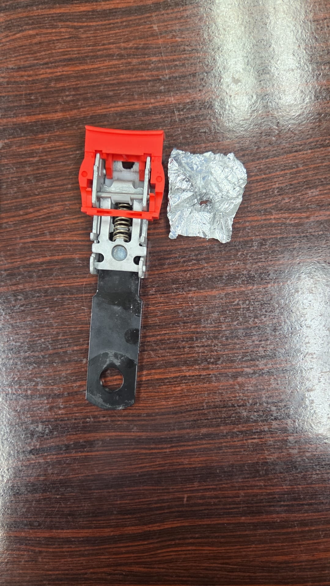 城巴發現鎖扣內部被一張錫紙阻礙正常運作。（城巴圖片）