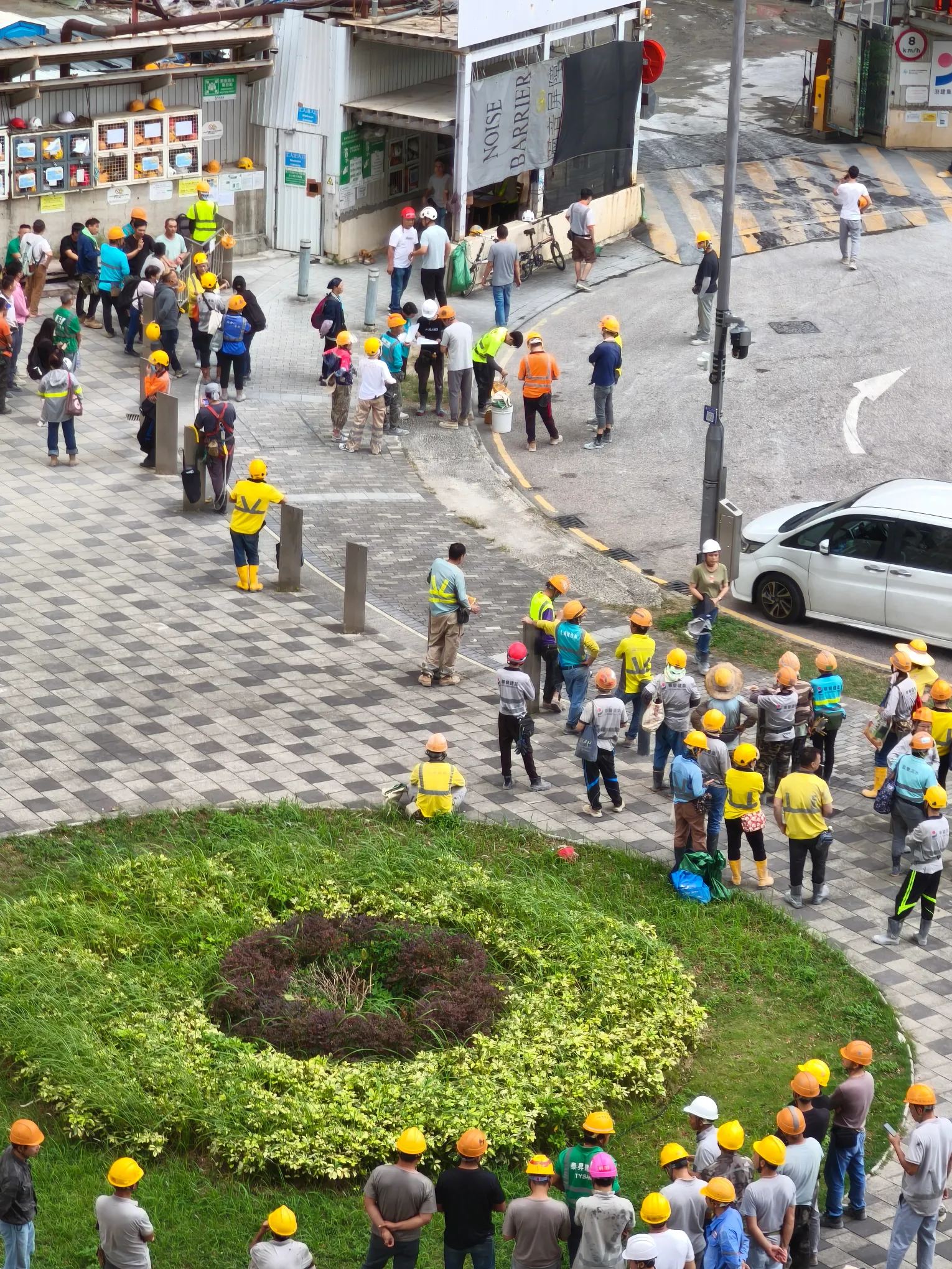 觀眾提供圖片亦見多名地盤工人疏散至外圍。