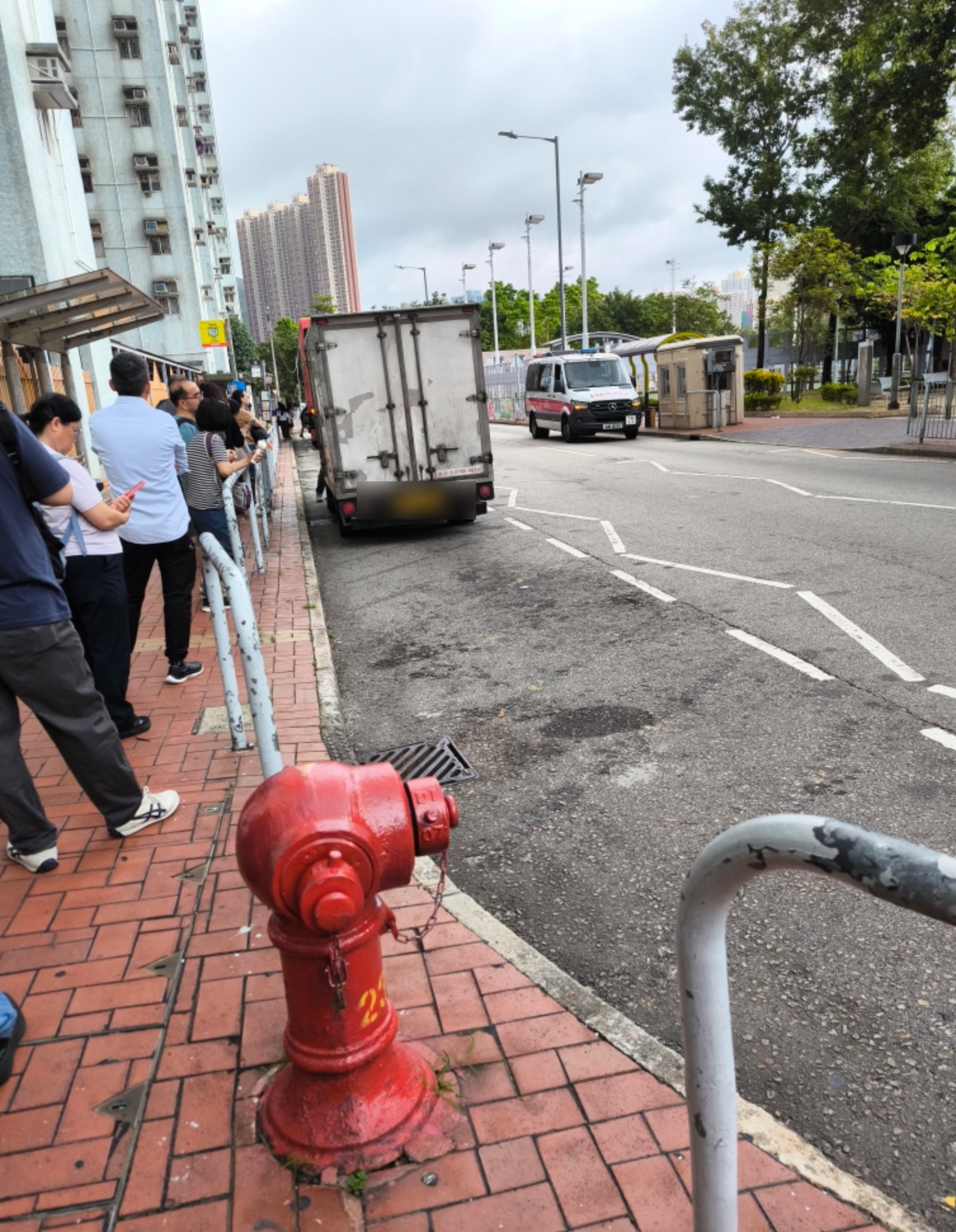 東張西望報料｜屯門巴士站被霸兩星期　貨車違泊阻路　962A無法埋站上客