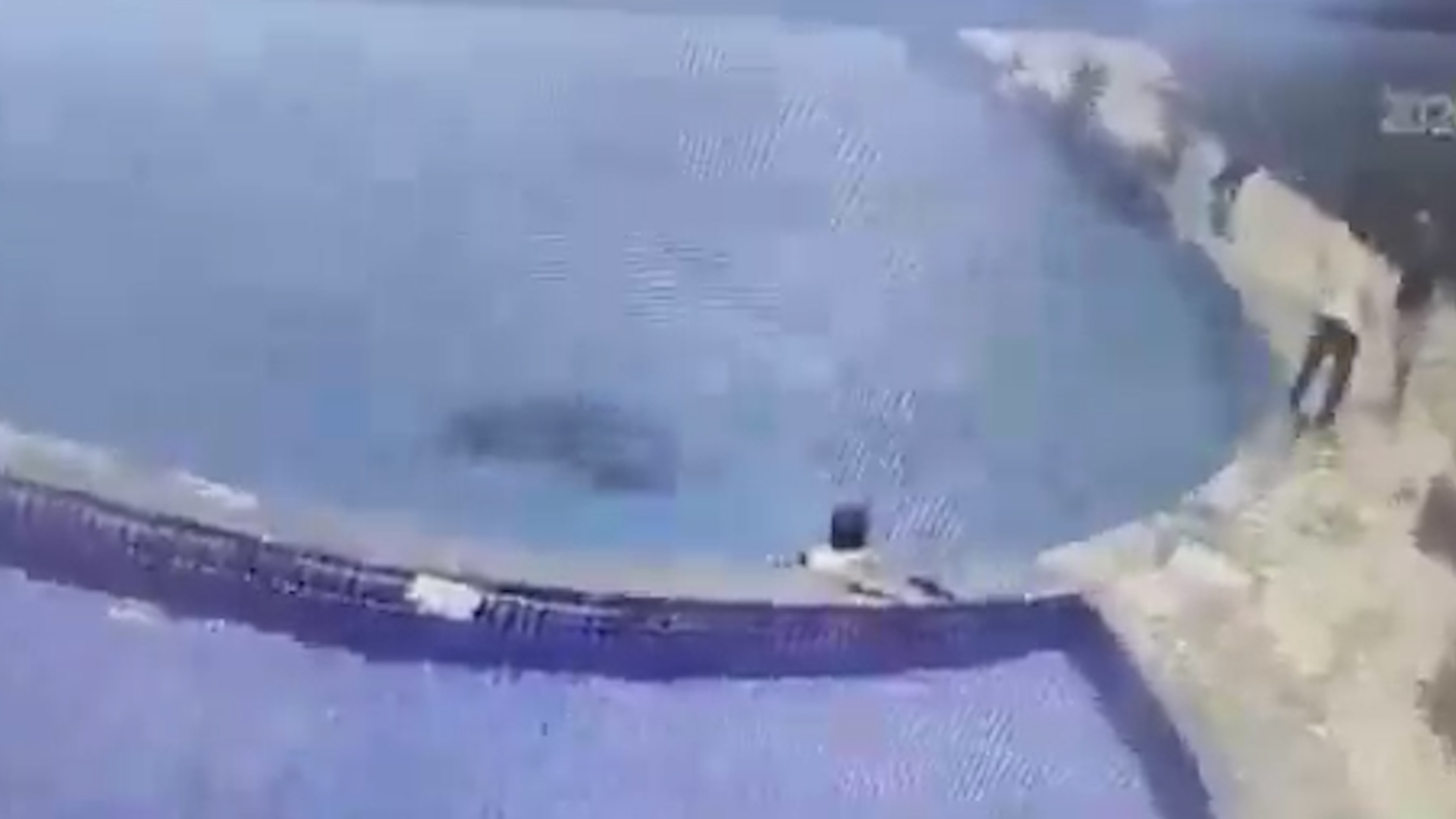 印度度假村泳池遇溺悲劇　33歲男子暈倒墮水亡　8歲兒子池邊呼救無人理 （X影片）