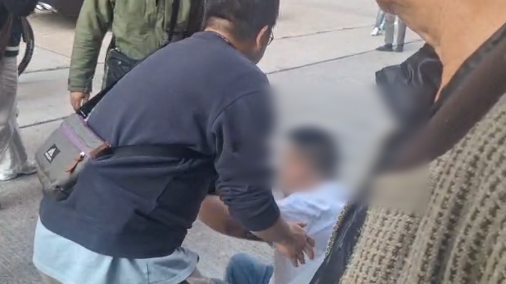 據觀眾提供影片所見，意外發生後，現場交通癱瘓，大批市民在行人路及路口圍觀。