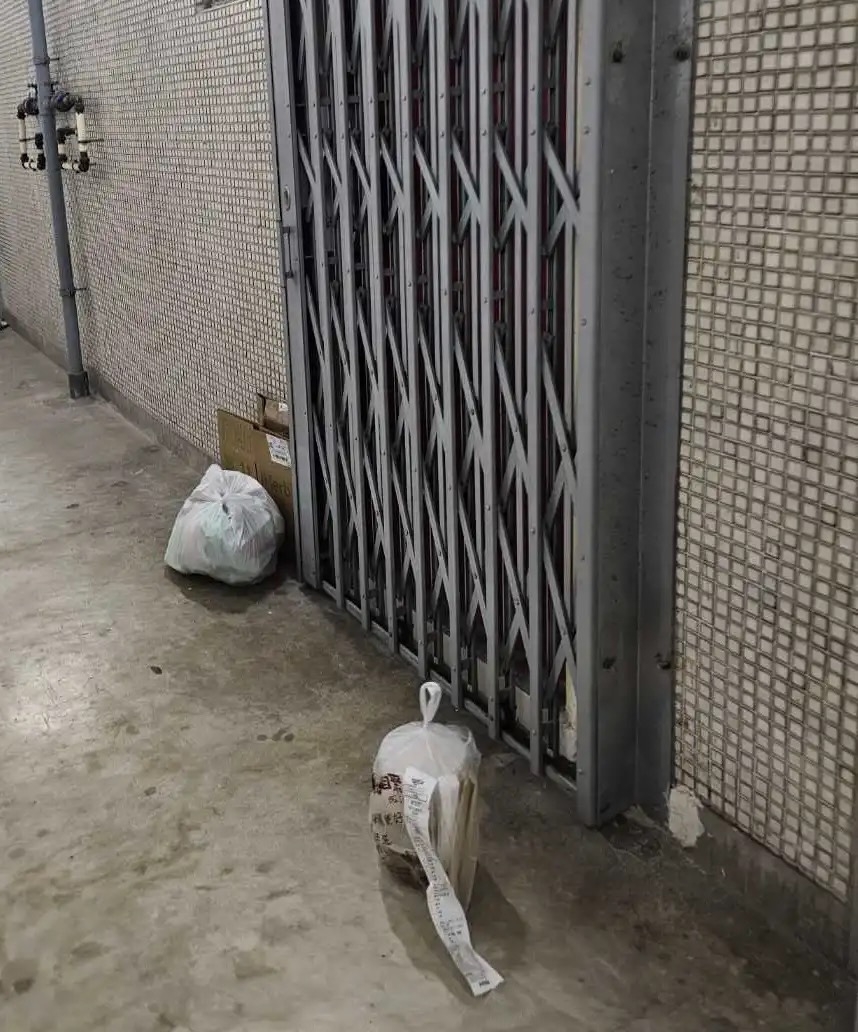 東張西望報料｜外賣放地下貼緊垃圾袋好污糟？深水埗街坊報東張質疑會惹衞生 （觀眾葉先生提供）