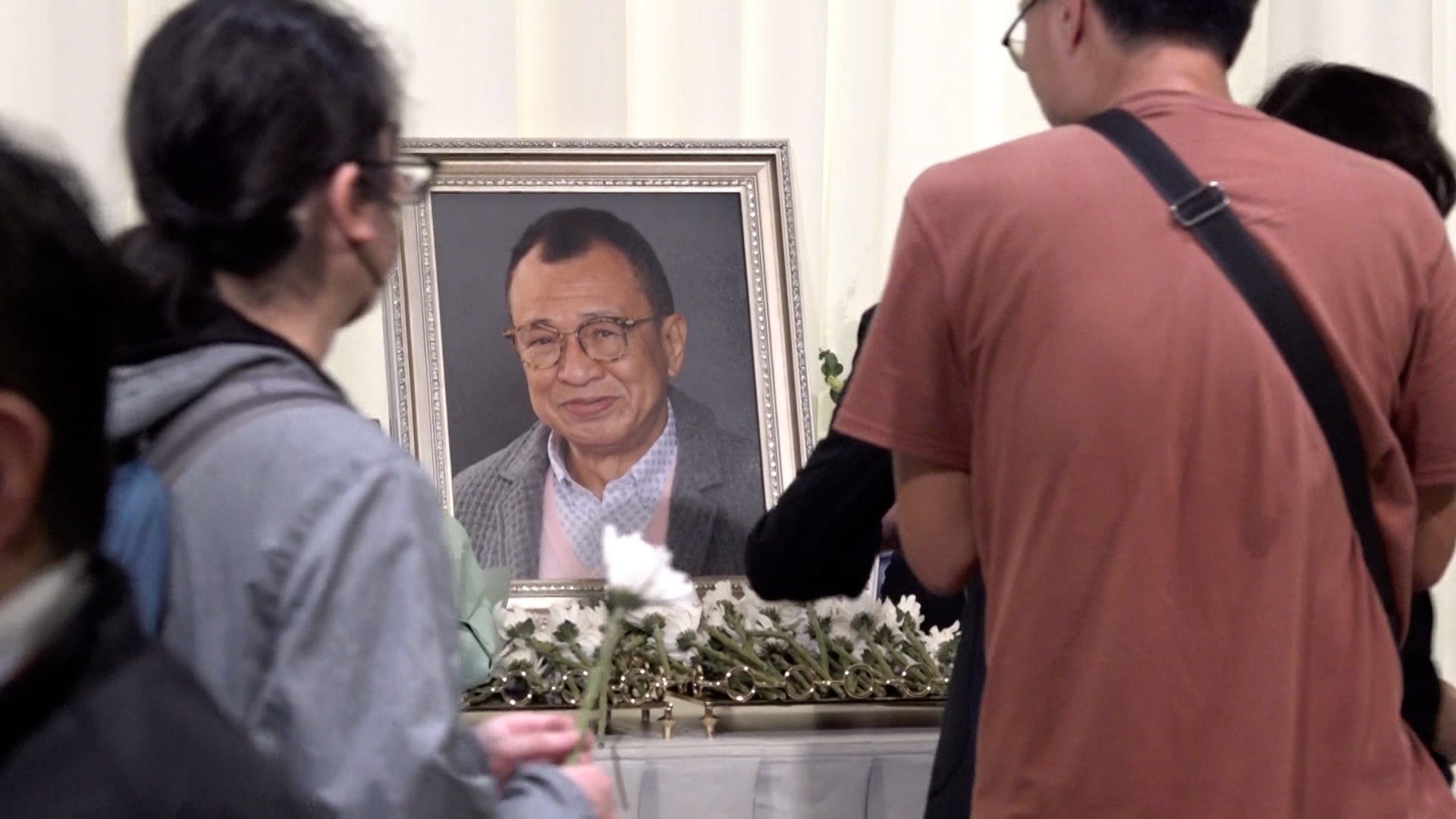 Benz哥喪禮還設有公祭，雖然是平日，但仍然有不少市民和遊客專誠到場致祭。他們每人獲派一枝白菊花，向Benz雄作出最後悼念。