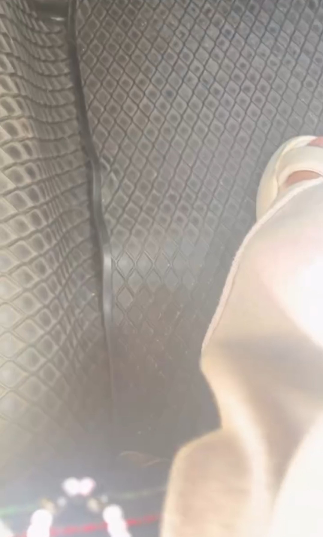 一名少女因腳部扭傷與友人乘搭的士前往短途目的地，卻遭到司機全程惡言相向及爆粗辱罵。