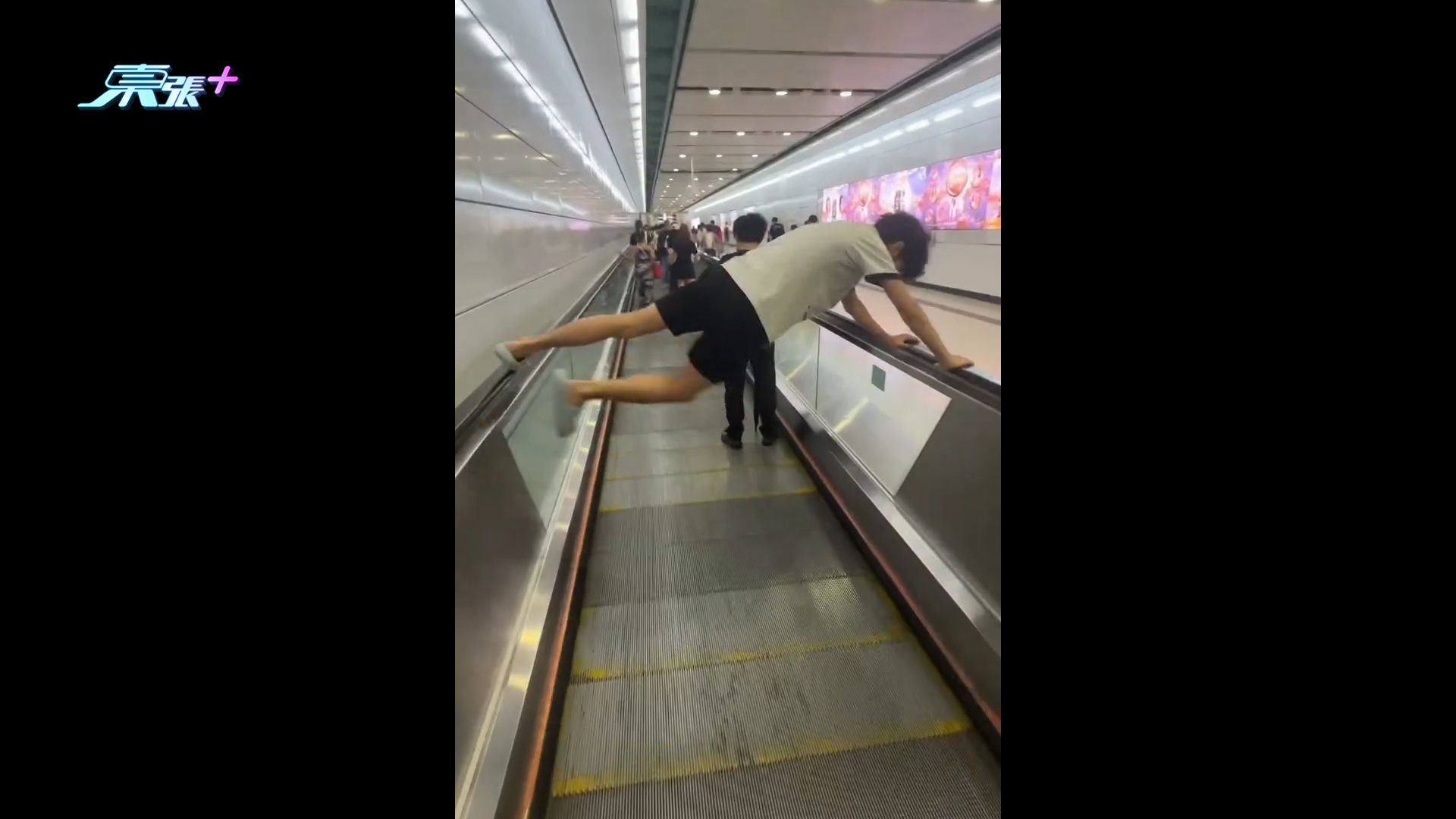 網紅中環站「扮馬騮」踩自動行人道扶手拍片　阻人行兼扮道歉惹公審