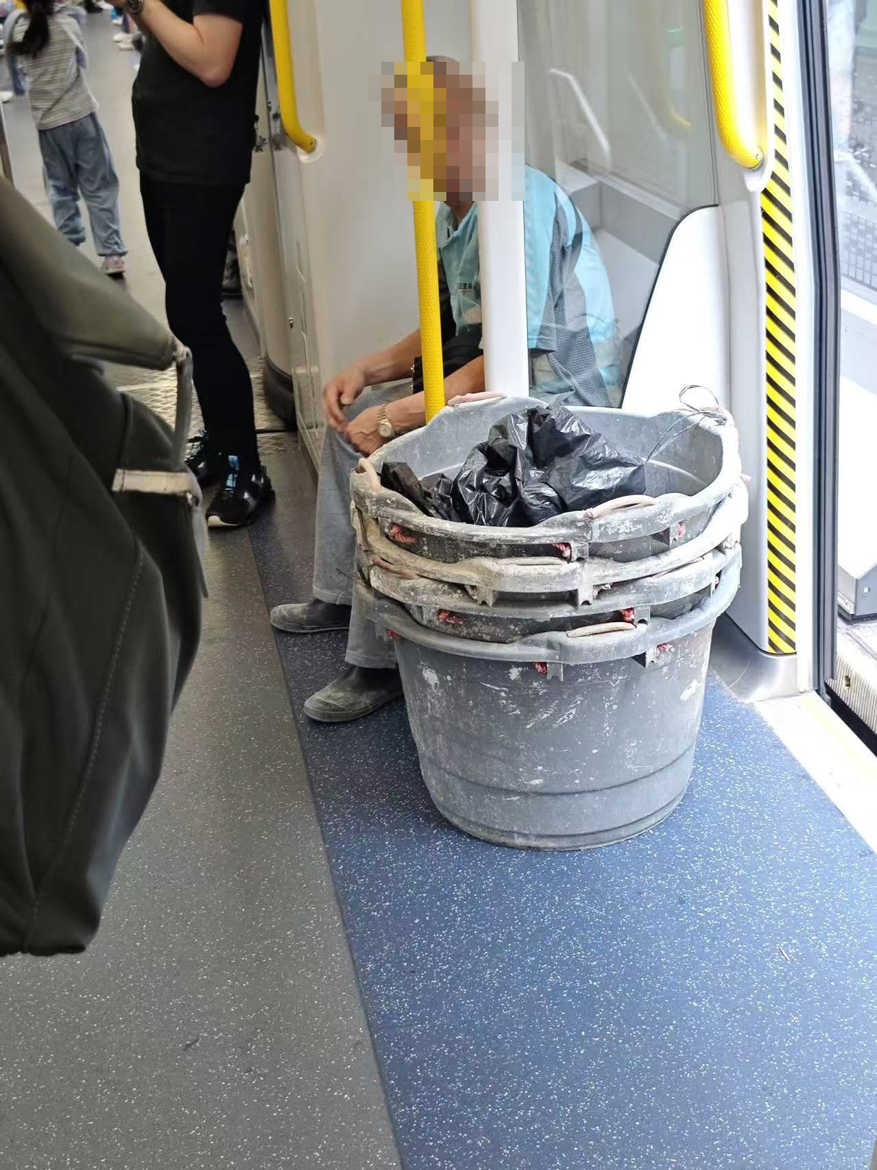 港鐵變「運貨車」工人用作搬泥頭　網民揶揄：港鐵轉埋做運輸物流